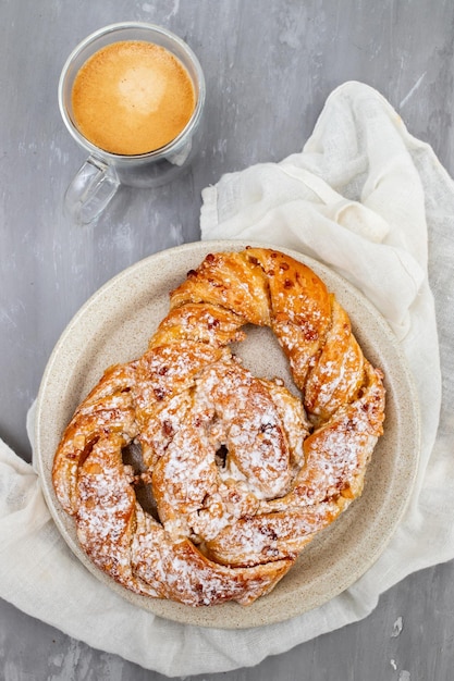 Foto pastel de brezel doce feito à mão para um lanche delicioso