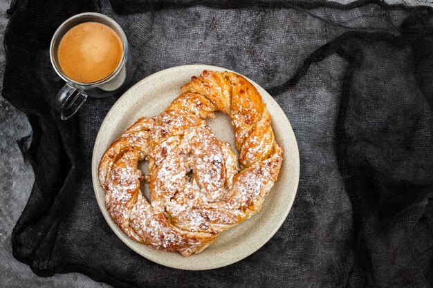 Foto pastel de brezel doce feito à mão para um lanche delicioso