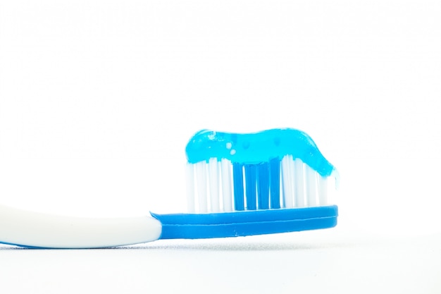 Pastel de dente azul em uma escova de dentes