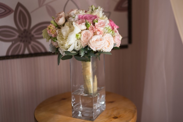 Pastel de noiva colorido lindo buquê de flores diferentes. Casamento de verão ou buquê de primavera