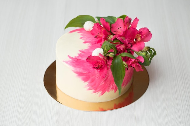 Pastel con decoración rosa y flores.