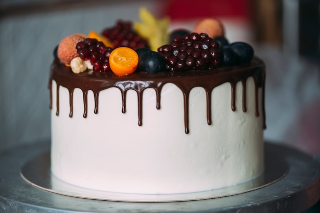 Foto pastel decorado con bayas y chocolate