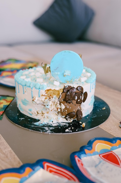 Pastel decorado con pequeñas flores crema de malvaviscos y un osito de peluche