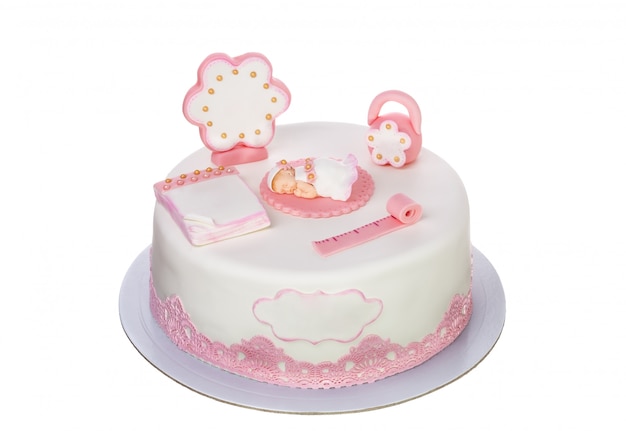 Pastel decorativo para una niña recién nacida para el bautismo. Sobre fondo blanco