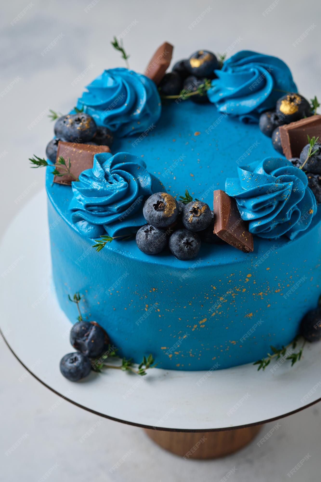 Pastel delicioso y hermoso para un niño o un hombre. confitería para las  vacaciones. el postre está decorado con arándanos frescos, hierbas, crema y  chocolate. | Foto Premium