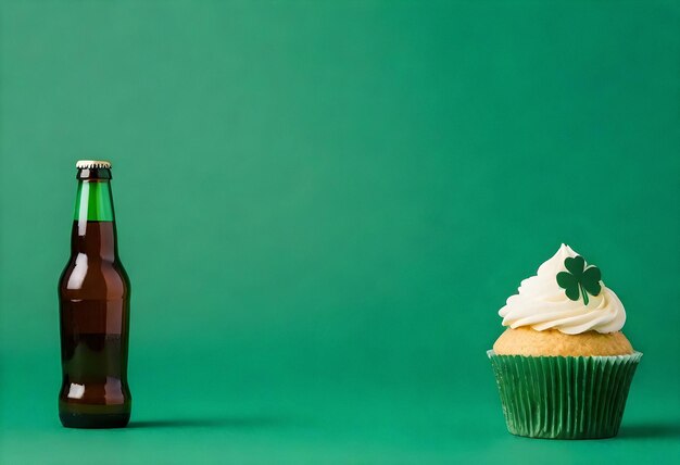 pastel de día de San Patricio y cerveza sobre fondo verde