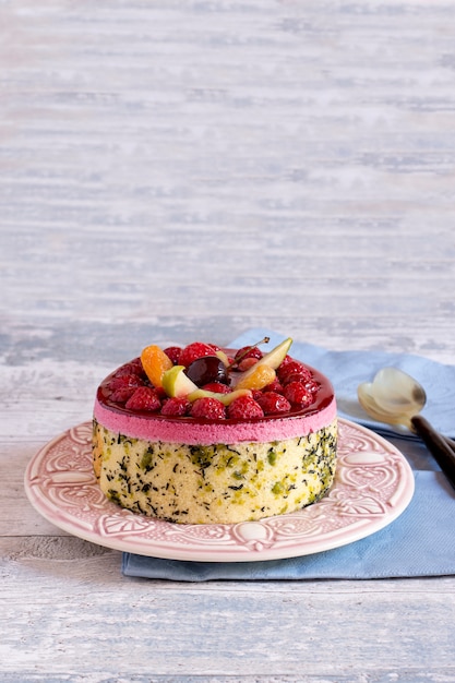 Pastel de dos capas con gelatina de frutas y bayas en un plato