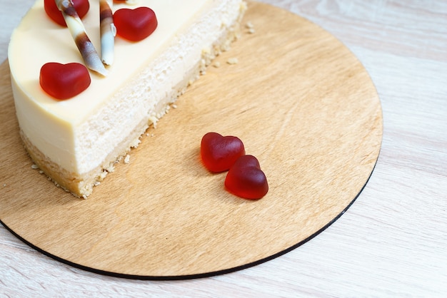 Pastel dulce decorado con corazones para el Día Internacional de San Valentín