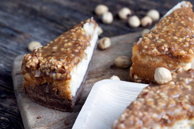 Pastel dulce y delicioso con nueces y caramelo