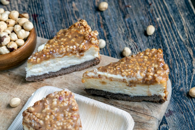 Pastel dulce y delicioso con nueces y caramelo