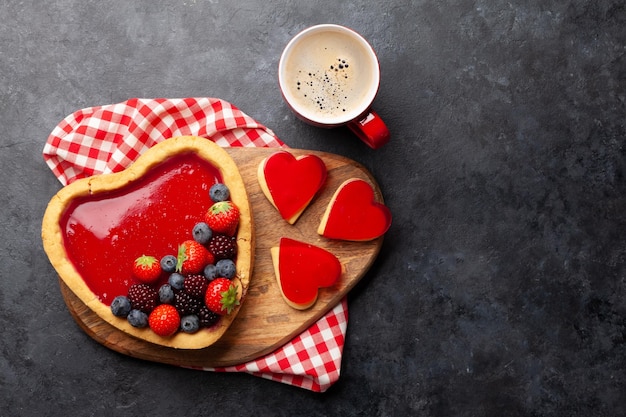 Pastel dulce en forma de corazón con bayas