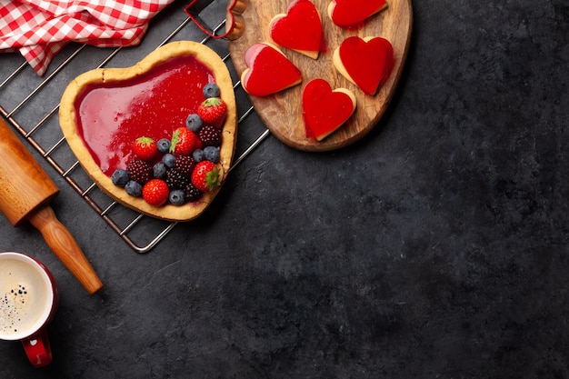 Pastel dulce en forma de corazón con bayas