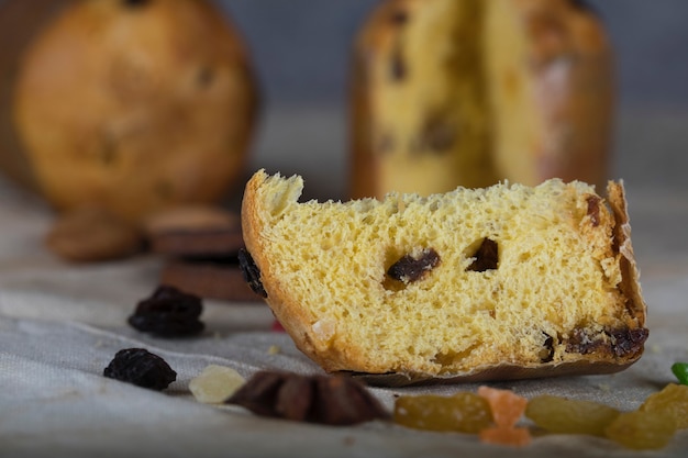 Pastel dulce de Navidad italiano tradicional en una mesa de campo. De cerca