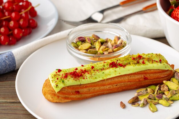 Pastel de eclair de cerca en la mesa de madera