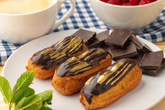 Pastel de eclair de cerca en la mesa de madera