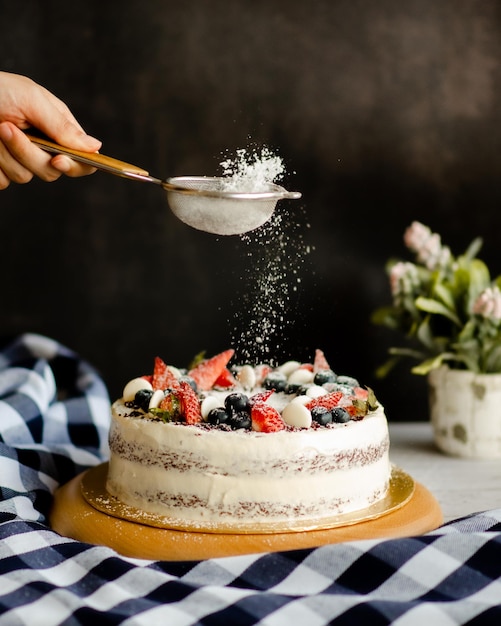 Un pastel entero de terciopelo rojo cubierto de bayas el postre perfecto para cumpleaños y celebraciones