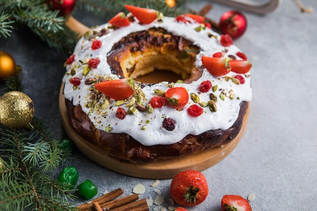 Pastel de Epifanía, Pastel de Reyes, Roscon de reyes o Rosca de reyes. Pastel de Navidad tradicional español.