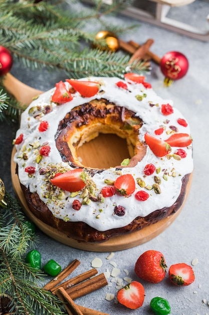 Pastel de Epifanía, Pastel de Reyes, Roscon de reyes o Rosca de reyes. Pastel de Navidad tradicional español.