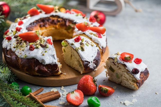 Pastel de Epifanía, Pastel de Reyes, Roscon de reyes o Rosca de reyes. Pastel de Navidad tradicional español.