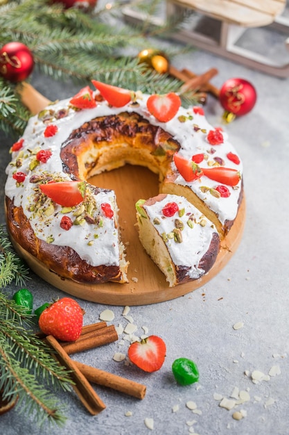 Pastel de Epifanía, Pastel de Reyes, Roscon de reyes o Rosca de reyes. Pastel de Navidad tradicional español.