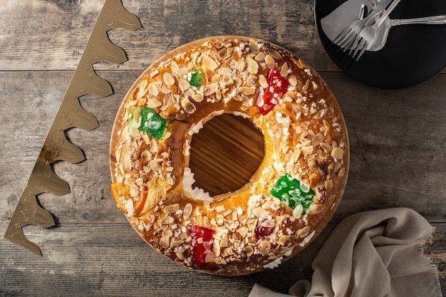 Pastel de Epifanía "Roscon de Reyes" sobre una mesa de madera