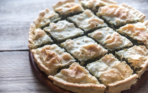 Pastel de espinacas griegas en la mesa