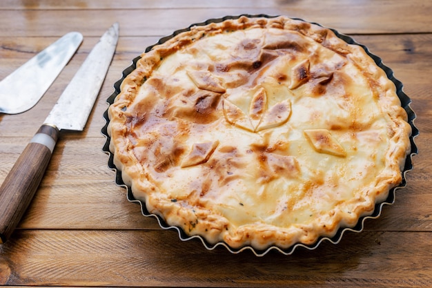 Pastel de Espinacas con Huevo o Quiche Lorraine de Espinacas. Tarta de sal con verduras, espinacas y huevo. Comida casera, concepto saludable y natural.