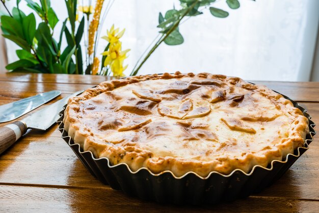 Pastel de Espinacas con Huevo o Quiche Lorraine de Espinacas. Tarta de sal con verduras, espinacas y huevo. Comida casera, concepto saludable y natural.