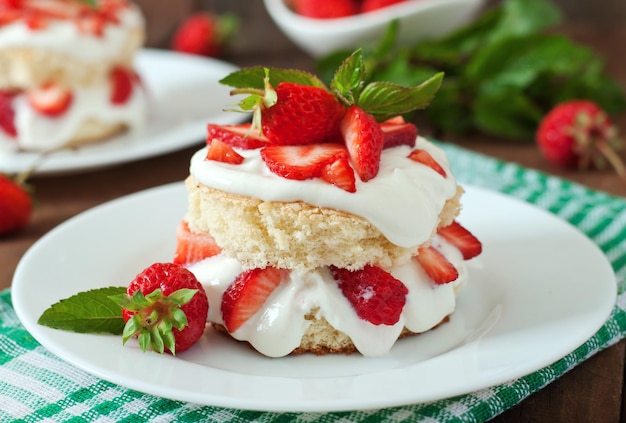 Pastel de esponja con crema y fresas