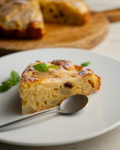 Pastel de esponja con pera y yogur Deliciosa receta tradicional italiana