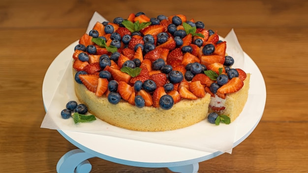 Un pastel de esponja perfecto con deliciosas frutas.