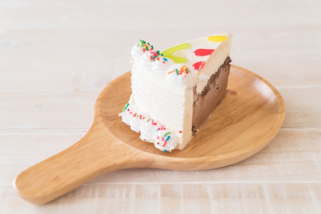 pastel de feliz cumpleaños en la mesa