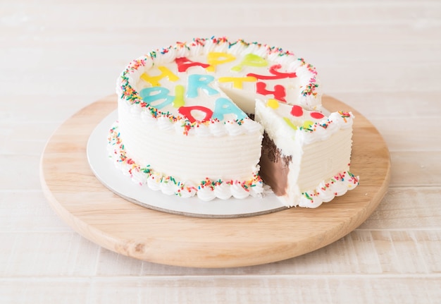 pastel de feliz cumpleaños en la mesa