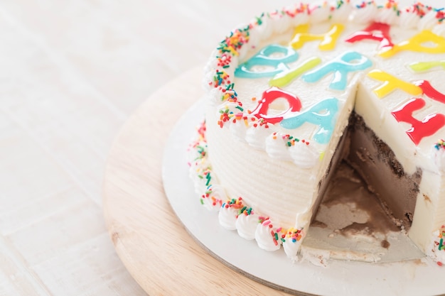 pastel de feliz cumpleaños en la mesa