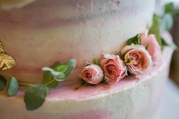 Pastel festivo de bodas de varios pisos en tono blanco