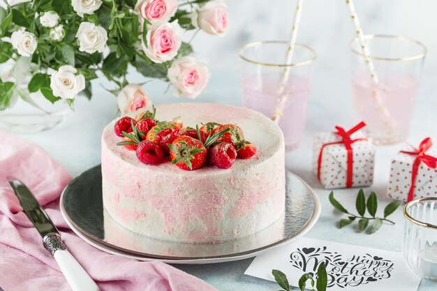 Pastel festivo decorado con fresas sobre un fondo claro Concepto de dulces para el Día de la Madre