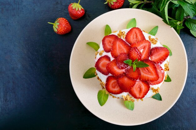 Pastel festivo con fresas y hojas de menta