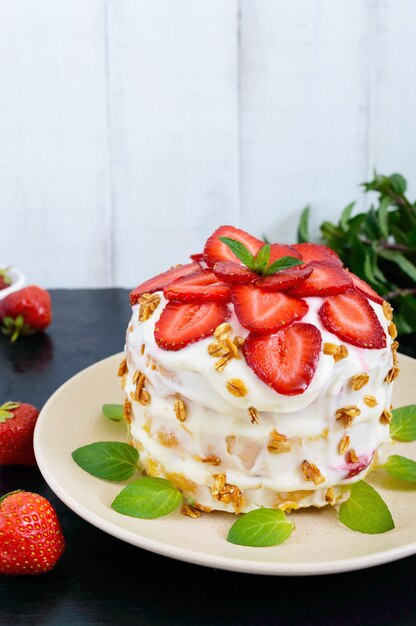 Pastel festivo con fresas y hojas de menta