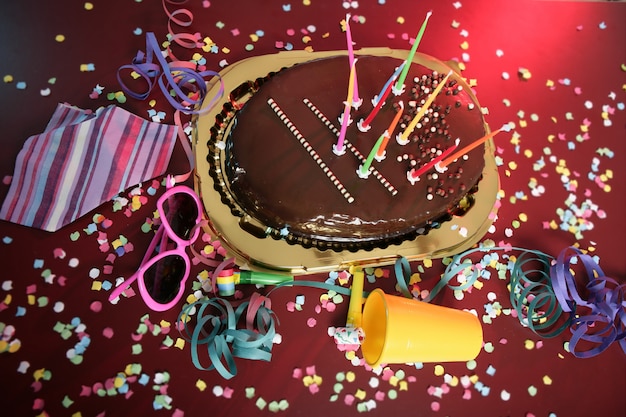 Pastel de fiesta navideña de chocolate en una mesa desordenada