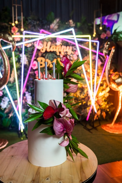 Pastel con flores para cumpleaños