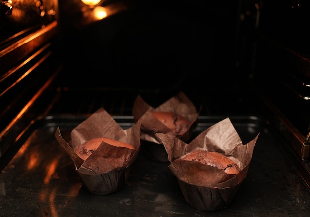 Pastel de fondant de chocolate en horno casero en el fondo negro oscuro