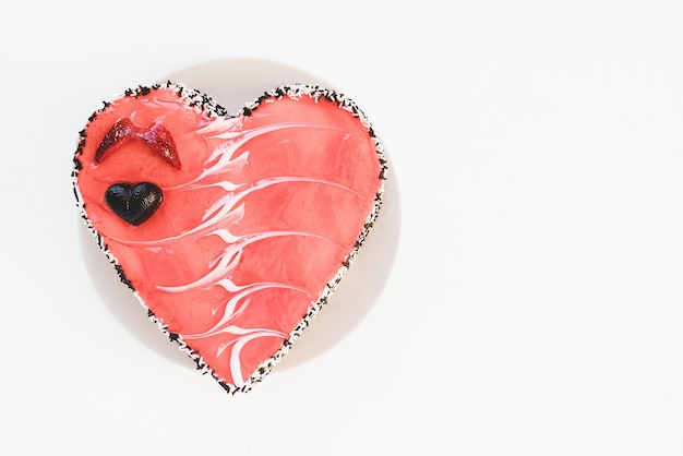 Pastel en forma de corazón con chocolate y fresas en la placa