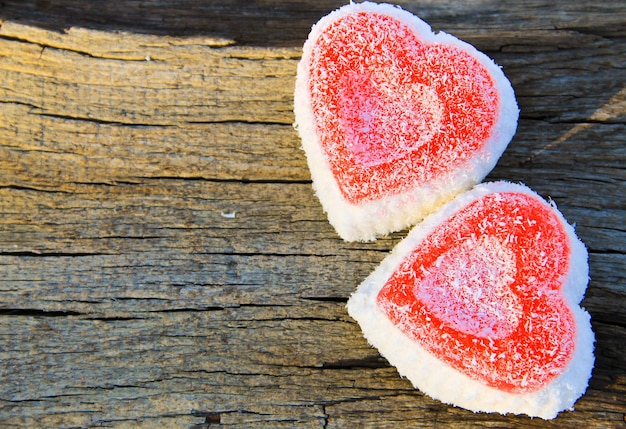 Pastel en forma de corazón en el fondo de madera