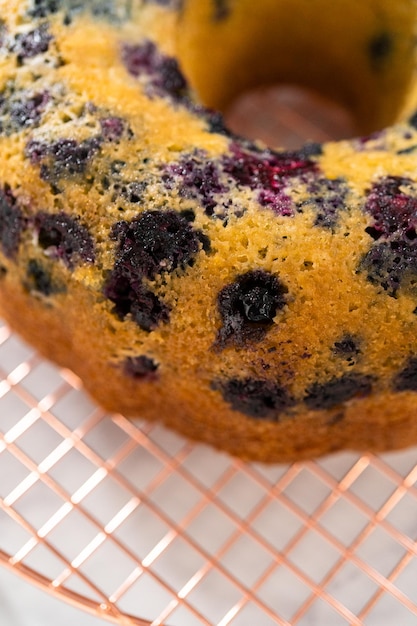 Pastel de frambuesa de limón con azúcar en polvo