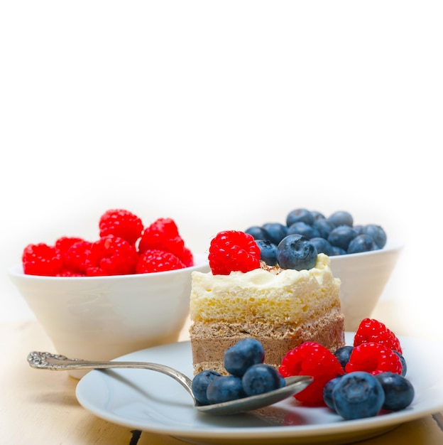 pastel de frambuesas y arándanos frescos