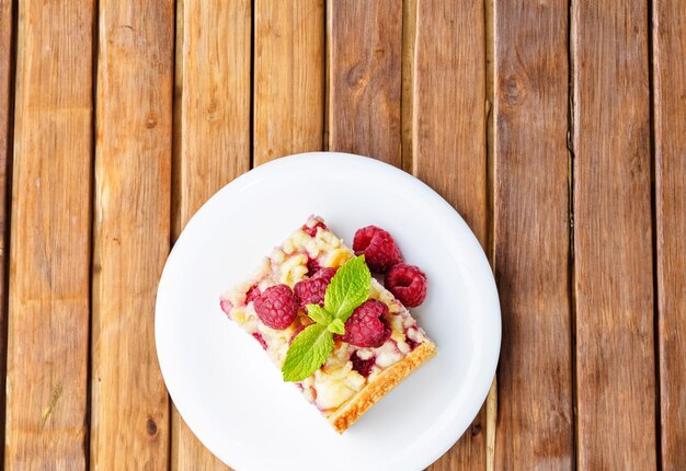 Pastel con frambuesas y queso crema