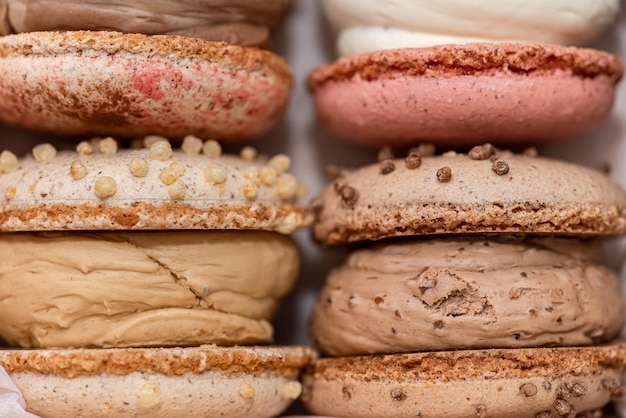 Pastel francés macarrones dulces en caja postre dulce y colorido
