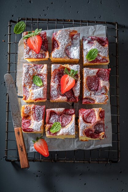 Pastel de fresa caliente y delicioso como postre en verano