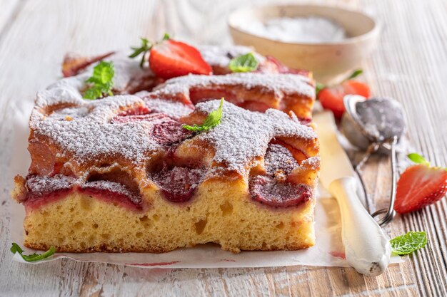 Pastel de fresa casero y delicioso con frutas frescas y azúcar