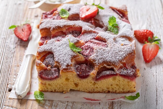 Pastel de fresa casero y dulce con frutas frescas y azúcar